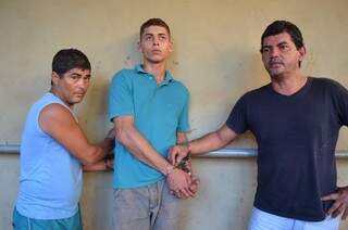 Os três homens foram presos pela PM quando se preparavam para relevar caminhonete para Capitán Bado, no Paraguai (Foto: Sidney Bronka/94 FM)