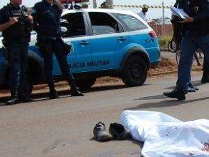 Homem em bicicleta &eacute; executado com dois tiros por motoqueiros 