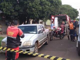 Socorristas durante atendimento no local onde caminhonete foi encontrada (Foto: Liniker Ribeiro)