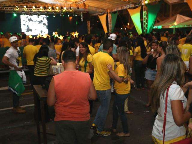 Bares fazem vers&atilde;o rock de festa junina e s&aacute;bado ter&aacute; Copa do Mundo no shopping 