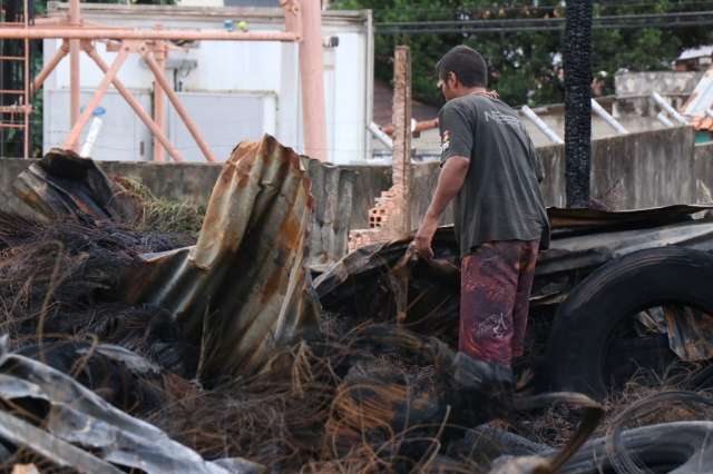 Funcion&aacute;rios suspeitam que inc&ecirc;ndio em dep&oacute;sito de pneus foi criminoso