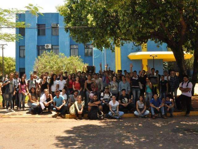 Acad&ecirc;micos da UEMS protestam contra atraso no pagamento do transporte escolar
