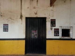 Cartazes fixados na fachada de penitenciária em Ponta Porã, informando sobre paralisação. (Foto: Divulgação/ Sinsap)
