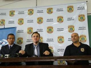 Delegados Henry Tamashiro, Cleo Mazzotti e Guilherme Farias em coletiva (Foto: André Bittar)