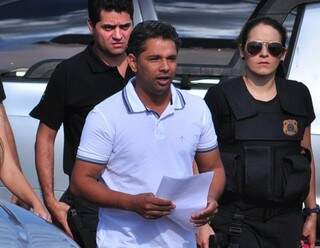 Escoltado por agentes federais, Cícero dos Santos é detido, no dia 8 de outubro, durante a Operação Atenas (Foto: Eliel Oliveira)