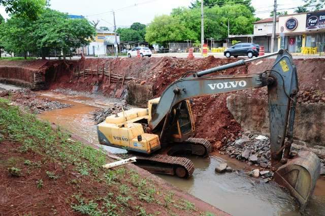 Prefeitura faz manuten&ccedil;&atilde;o na parede de c&oacute;rrego para evitar eros&atilde;o