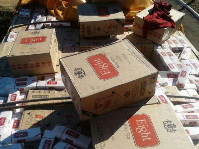 Tr&ecirc;s carretas com 300 mil pacotes de cigarros s&atilde;o apreendidas em rodovia