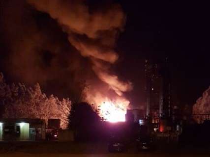 Inc&ecirc;ndio destr&oacute;i dep&oacute;sito de ind&uacute;stria de lubrificantes no Indubrasil 