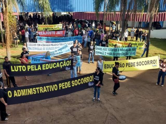 Professores suspendem aulas em protesto por reajuste salarial 