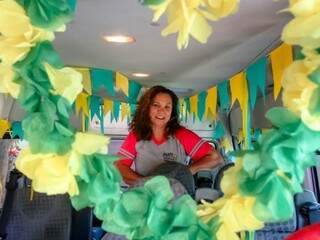 Van foi decorada para celebrar Copa do Mundo e transporte virou  (Foto: Saul Schramm)