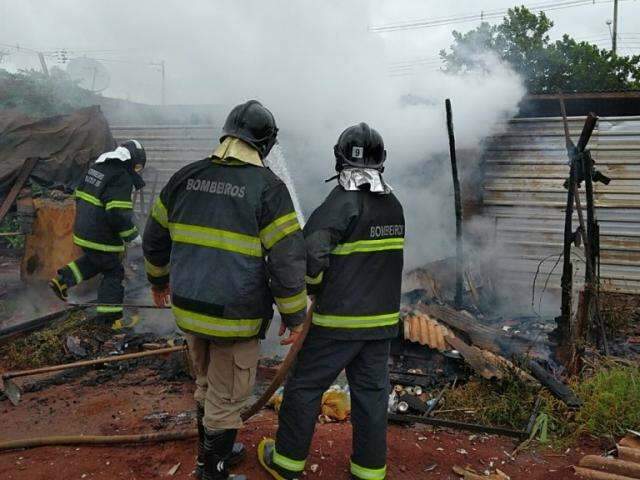Fogo destr&oacute;i barraco e suspeita &eacute; de curto circuito em &ldquo;gato&rdquo; de energia