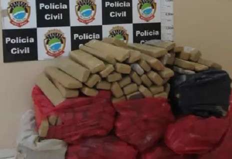 Homem &eacute; preso com 213 quilos de maconha estocada em banheiro 