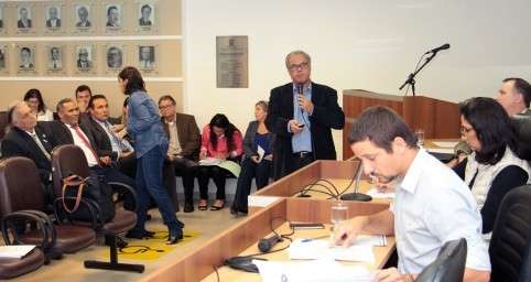 Prefeitura tem superavit de R$ 239 milh&otilde;es, mas investimento cai 80%