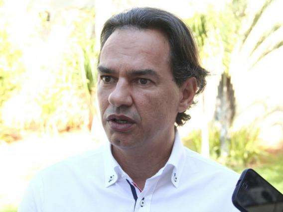 Prefeito assina lei que prev&ecirc; reajuste de 7,64% para professores nesta sexta