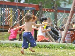Criança brinca com pistola de bolas de sabão no Parque das Nações Indígenas. (Foto: Arquivo/Campo Grande News)