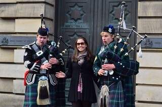 Vanessa em Edimburgo, quando aproveitou as férias e fez intercâmbio de 1 mês na Escócia. (Foto: Arquivo Pessoal)