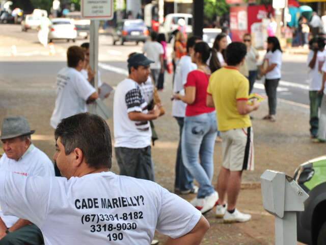  Familiares e amigos de Marielly fazem manifesta&ccedil;&atilde;o e distribuem panfletos no centro da cidade