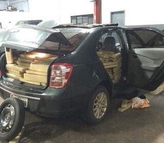 Chevrolet Cobalt carregado com tabletes de maconha foi apreendido pela PF (Foto: Divulgação)