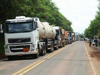 Fila de caminhões na BR-262, nesta semana, em Campo Grande; nova regra exige exame toxicológico. (Foto: Fernando Antunes)