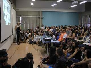 Sala da UFMS ficou lotada durante palestra. (Foto: Marina Pacheco)