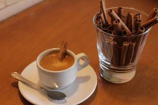 Café adoçado com canela. (Foto: André Bittar)