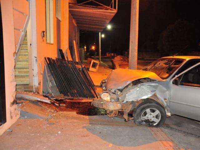 V&iacute;deo mostra Fiesta destruindo muro de Marmoraria em Coxim