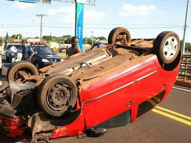  Ap&oacute;s quebra da barra de dire&ccedil;&atilde;o, carro capota em F&aacute;tima do Sul