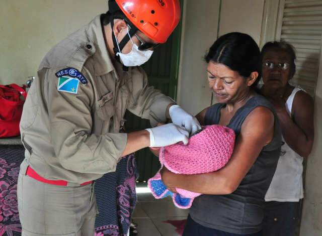  &acute;O beb&ecirc; caiu no ch&atilde;o&acute;, diz mulher ao avisar bombeiros sobre parto em casa