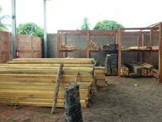 PMA apreendeu 10 metros cúbicos de madeira. (Foto:Divulgação)