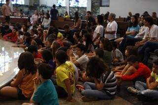 Muitos jovens participaram da adoração na Santo Antônio.