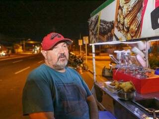 Samuel Morbach vende salgados e churros em frente a UPA há pelo menos 7 anos. (Foto: Paulo Francis) 