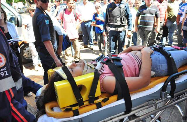  Fam&iacute;lia retira da Santa Casa menina baleada em assalto 