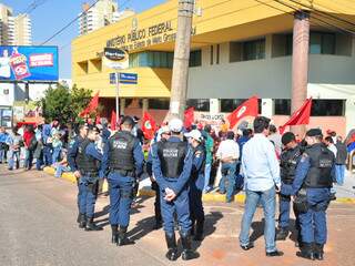 Policiais acompanharam movimentação dos sem-terra. (Foto: João Garrigó)