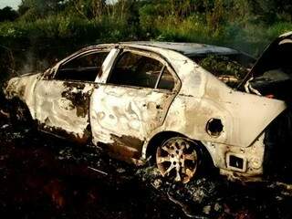 Carro foi encontrado em chamas na manhã de hoje (Foto: Divulgação/PM)