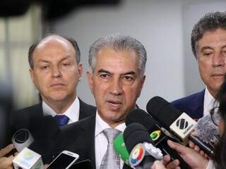 Governador Reinaldo Azambuja (PSDB) durante entrevista. À esquerda, presidente da Assembleia de MS, Junior Mochi (MDB) e, à direita, o vice-governador Murilo Zauith. (Foto: Henrique Kawaminami/Arquivo).