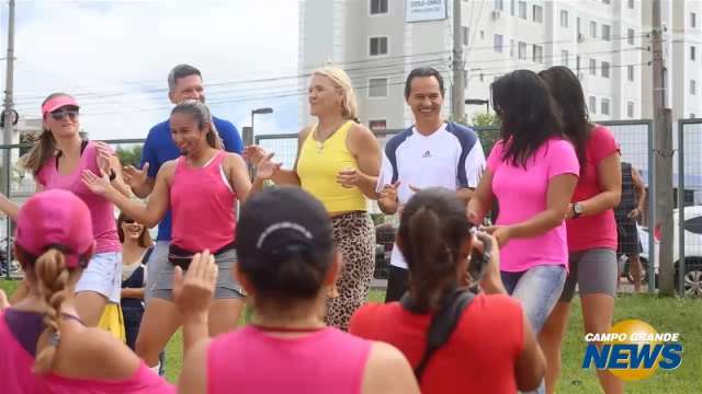Desinibido, Marquinhos mostra ginga ao dan&ccedil;ar zumba no Parque S&oacute;ter