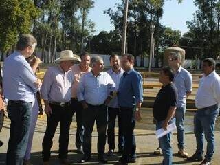 Reinaldo (terceiro da esquerda para a direita) participou de entregas da Sanesul em Três Lagoas. (Foto: Divulgação)