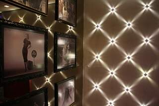 Arandelas de micro led que dão a iluminação na parede acompanham as fotos de cenas clássicas. (Foto: Marcos Ermínio)