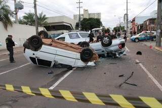 Carros capotaram após colisão na Cândido Mariano (Foto: Saul Schramm/Arquivo)