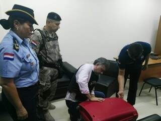 De colete à prova de balas, Pavão arruma mala em presídio do Paraguai. (Foto: Direto das Ruas)