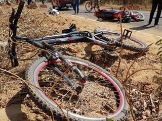 Bicicleta usada por criança quando foi atingida por carro em Coxim (Foto: PC de Souza/Edição de Notícias)