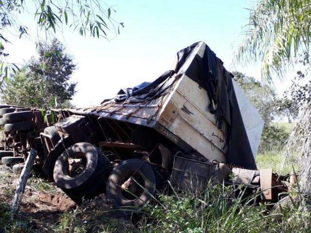 Falha no asfalto provoca acidente envolvendo três carretas na BR-267