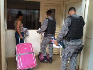Policiais chegam à delegacia com mulher presa hoje em Dourados (Foto: Adilson Domingos)