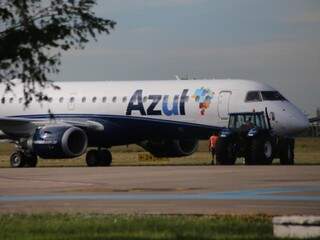 Aeronave da Azul no Aeroporto de Campo Grande (Foto: Marcos Ermínio / arquivo)