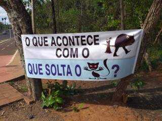Faixa colocada na entrada do Parque dos Poderes, nos altos da Mato Grosso. (Foto: Direto das Ruas/Arquivo)