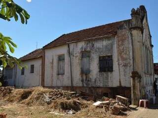 Moradores temem que o prédio, que está praticamente abandonado, seja demolido. (Foto: Câmara Municipal de Três Lagoas)