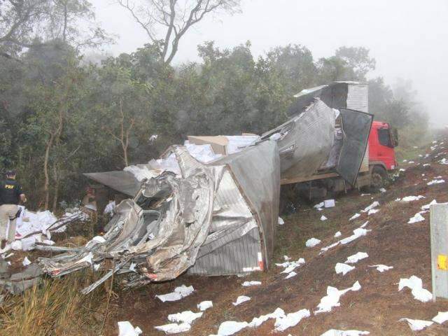 Acidente entre 2 caminhões deixa 3 vítimas e interrompe a BR-163