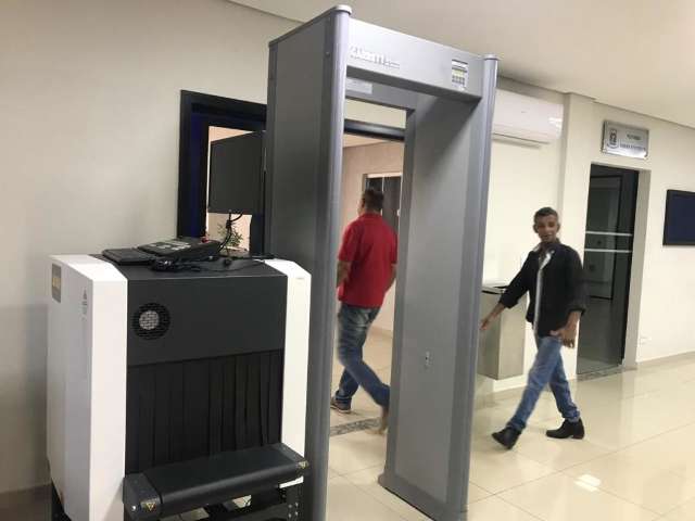 Entrada na C&acirc;mara passa ser fiscalizada por detectores de metais e scanner