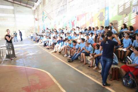 Nas m&atilde;os de professora e aluno, mundo de baratas ganhou tradu&ccedil;&atilde;o para libras 