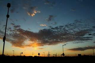 Céu amanheceu entre nuvens, em Campo Grande. (Foto: Marcos Ermínio) 